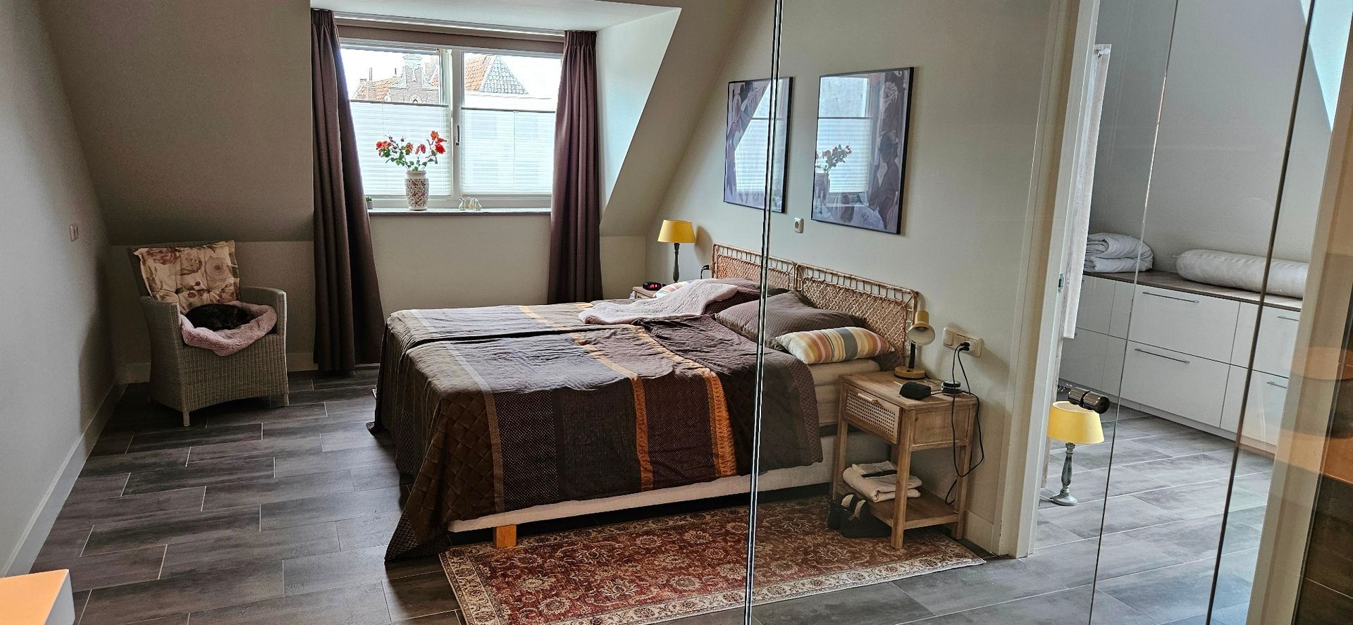 Slaapkamer met geïntegreerde luxe badkamer