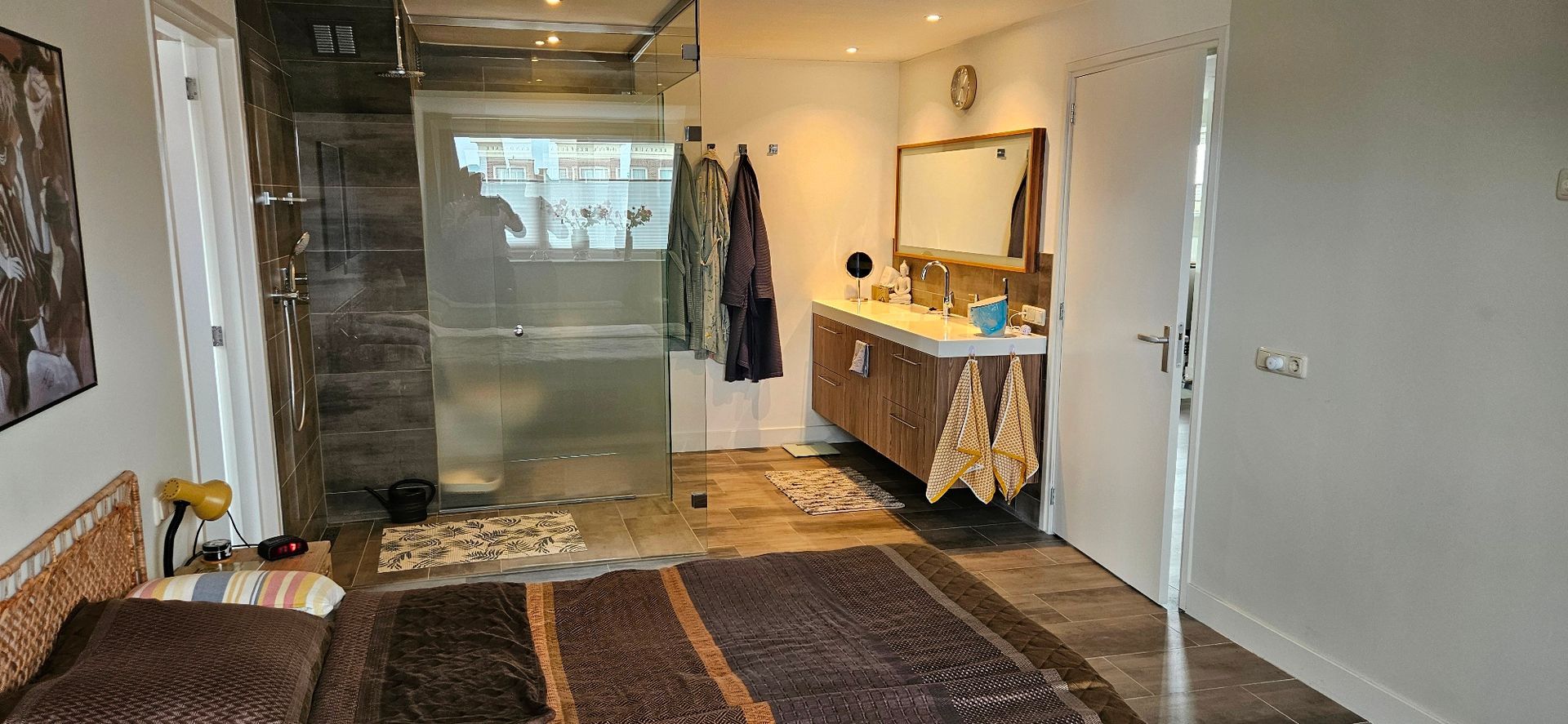 Slaapkamer met geïntegreerde luxe badkamer