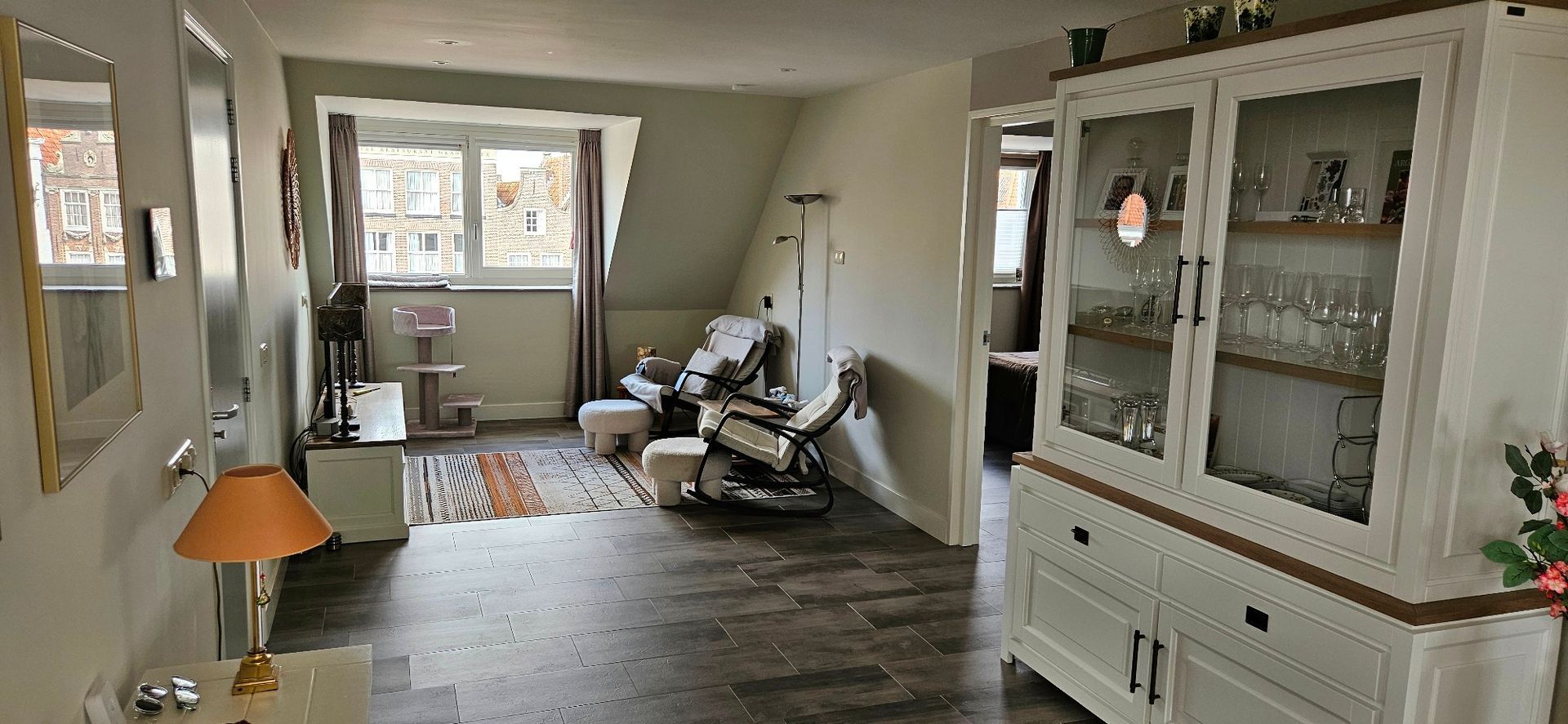 TV hoek in woonkamer, met uitzicht op de markt in Zierikzee.