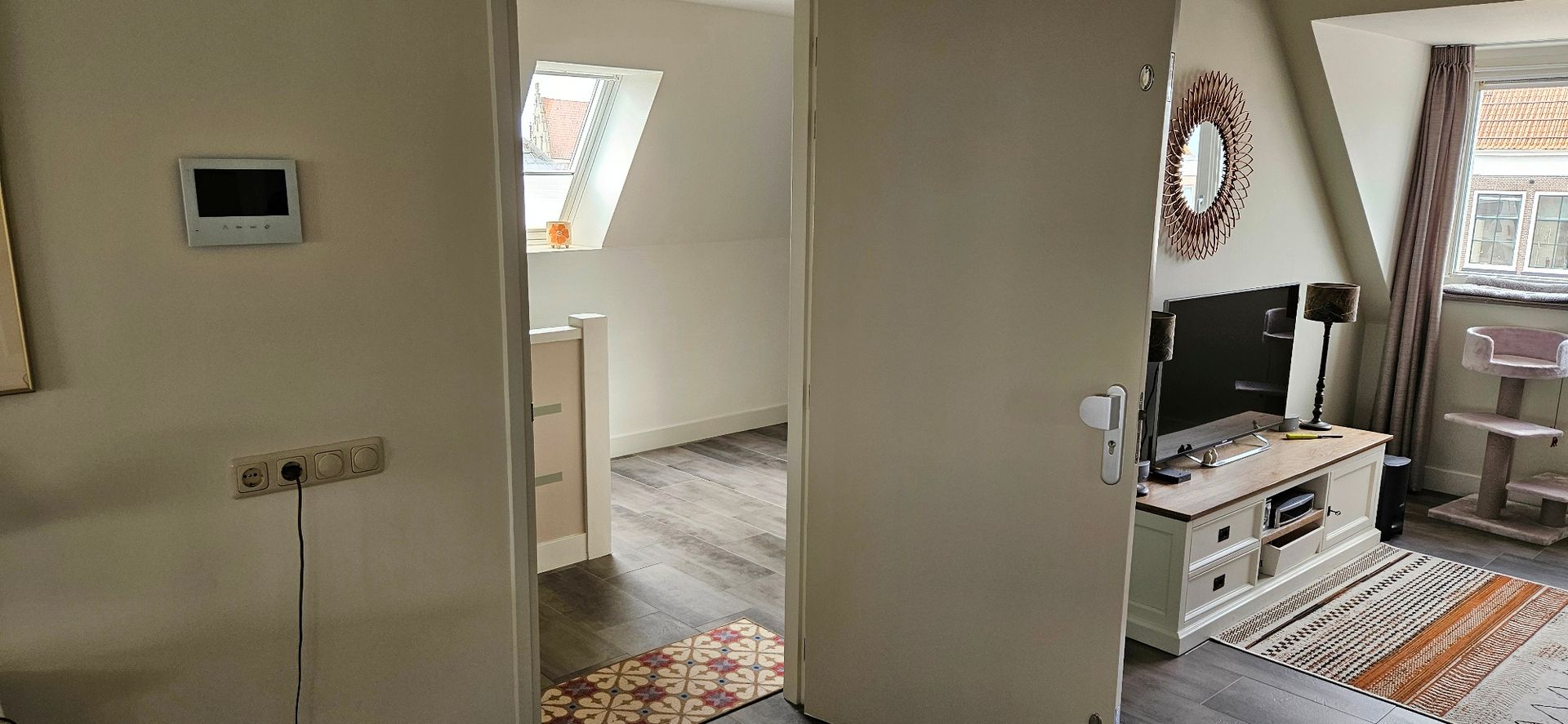 Eigen hal (voor garderobe, lift, trap en extra toilet.