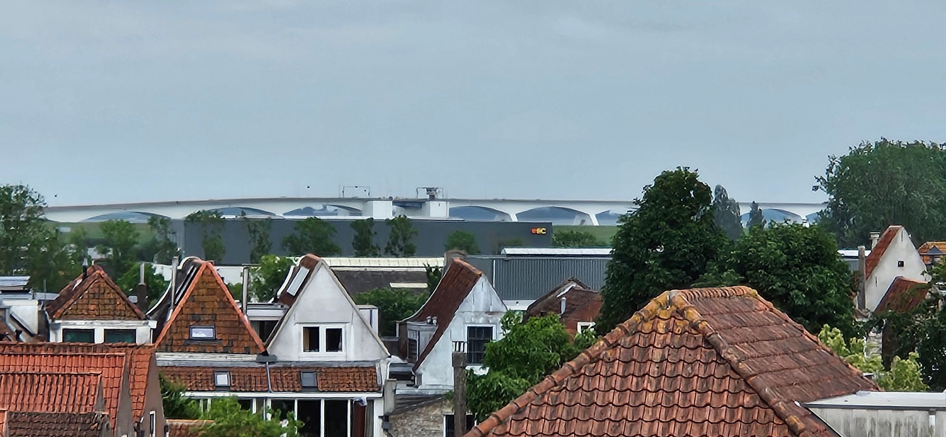 Dakterras op het zuiden met uitzicht tot aan de Zeelandbrug