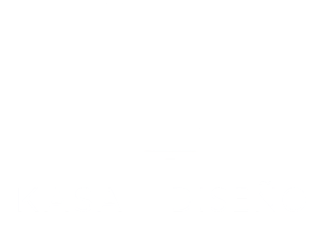 Logotipo de Kasa & Diseño con el contorno de una casa en tonos negros y de madera sobre el nombre de la marca.