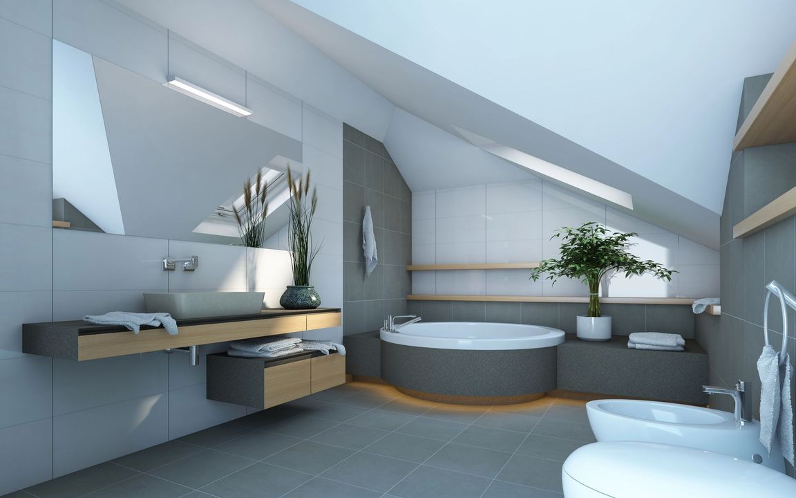 Bagno moderno con doppio lavabo, vasca freestanding, lavabo, WC e grande specchio in interni grigi.