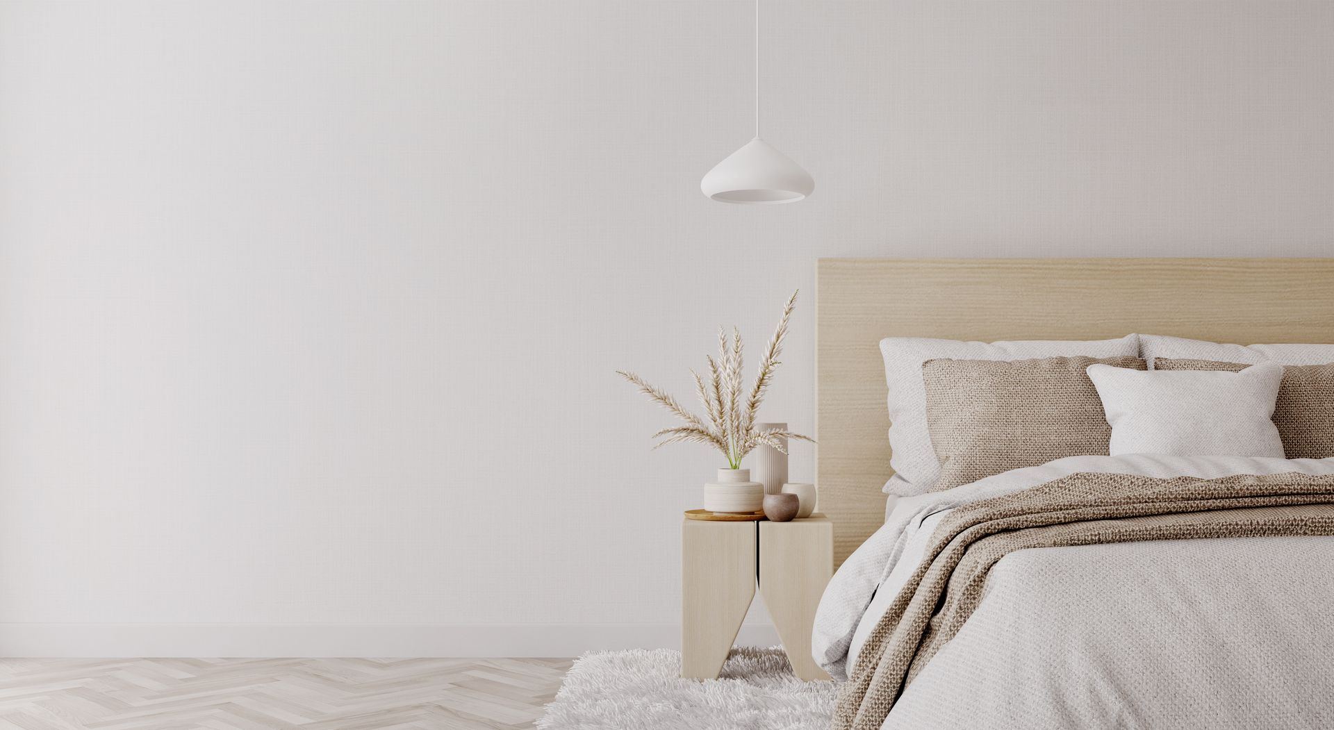 Minimalistisches beigefarbenes Schlafzimmer mit Bett, Pendelleuchte und Vase auf einem kleinen Beistelltisch