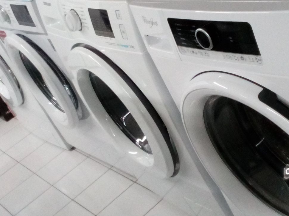 Una fila di lavatrici Whirlpool in una lavanderia a gettoni