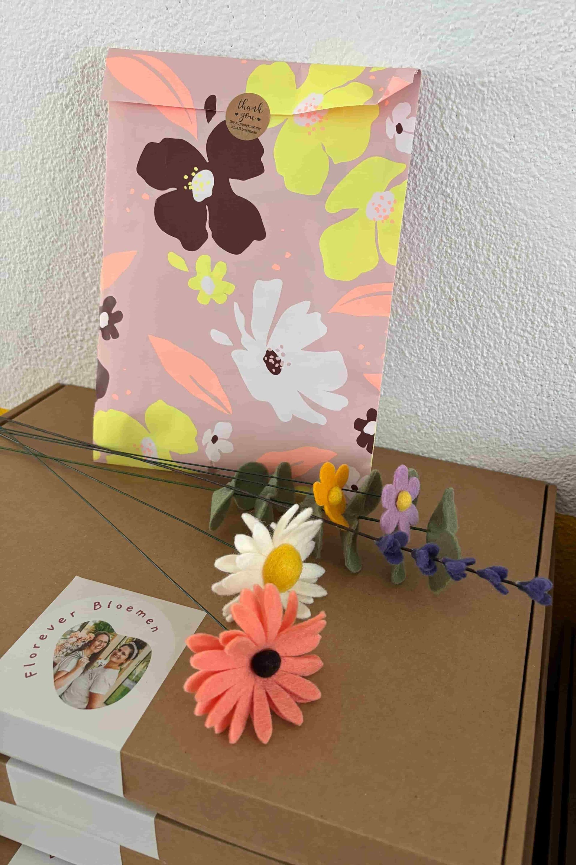 Een DIY box met viltbloemen en een DIY zakje met bloemen erop