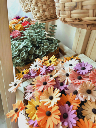 rieten manden met viltbloemen er in