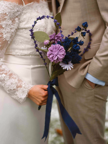 Bruid en bruidegom met boeket van vilt in handen, paars, lila en blauw met een hartje als lavendel