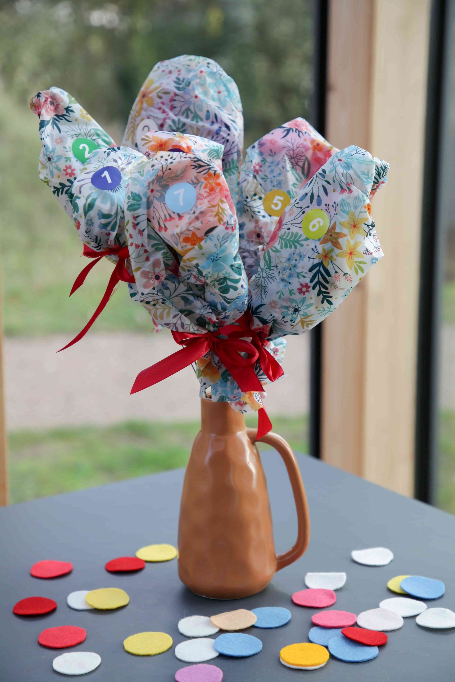 boeket ingepakt met bloemen, om af te tellen naar een verjaardag