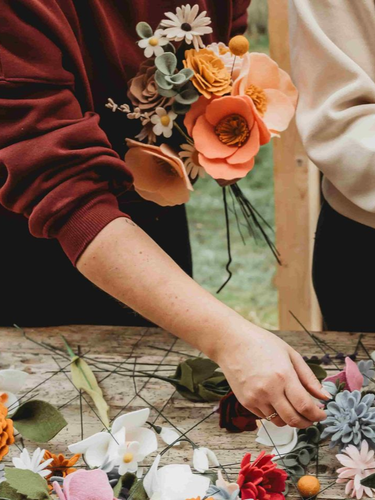 We plukken een boeket viltbloemen