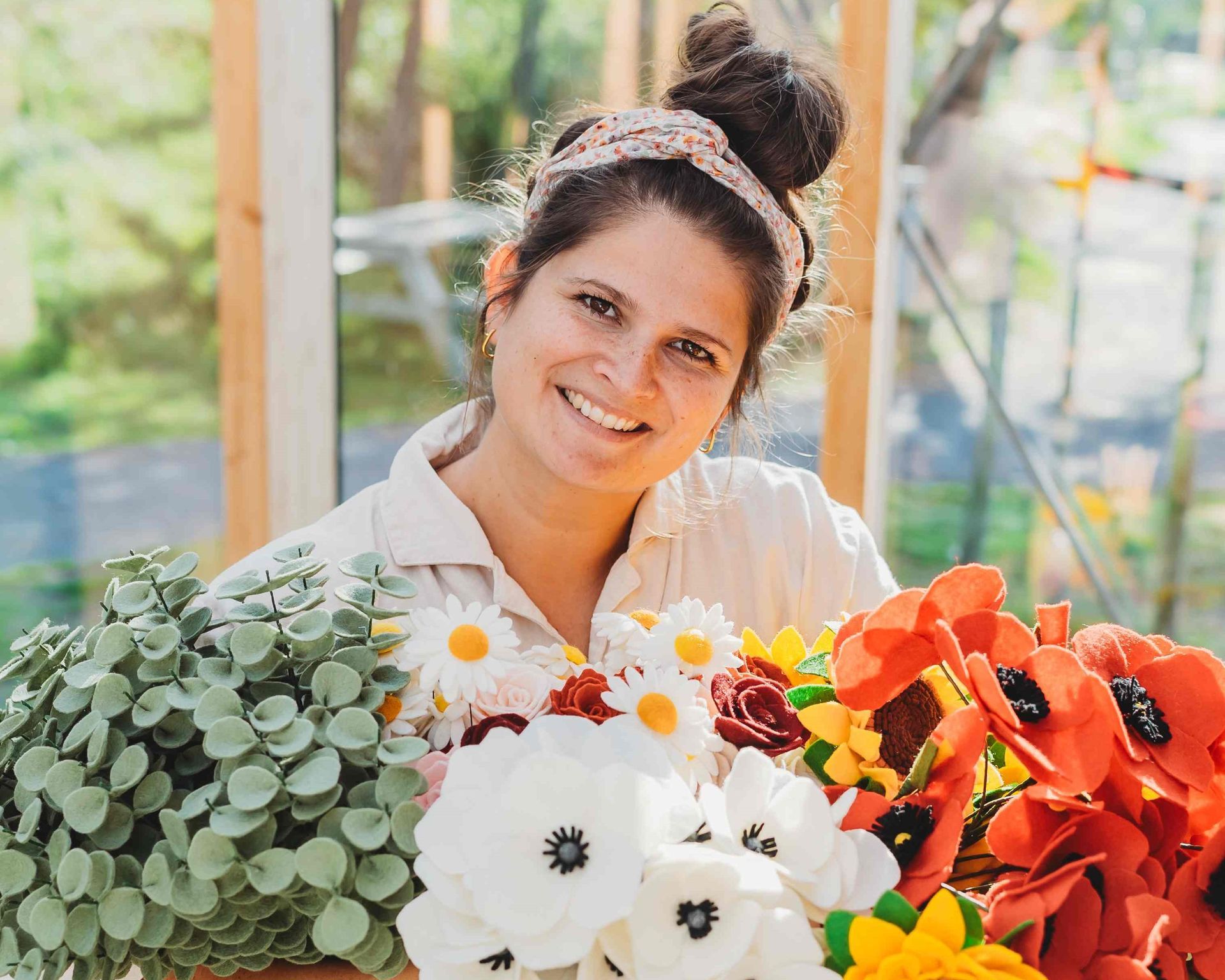 Nathalie met vilten bloemen in haar armen