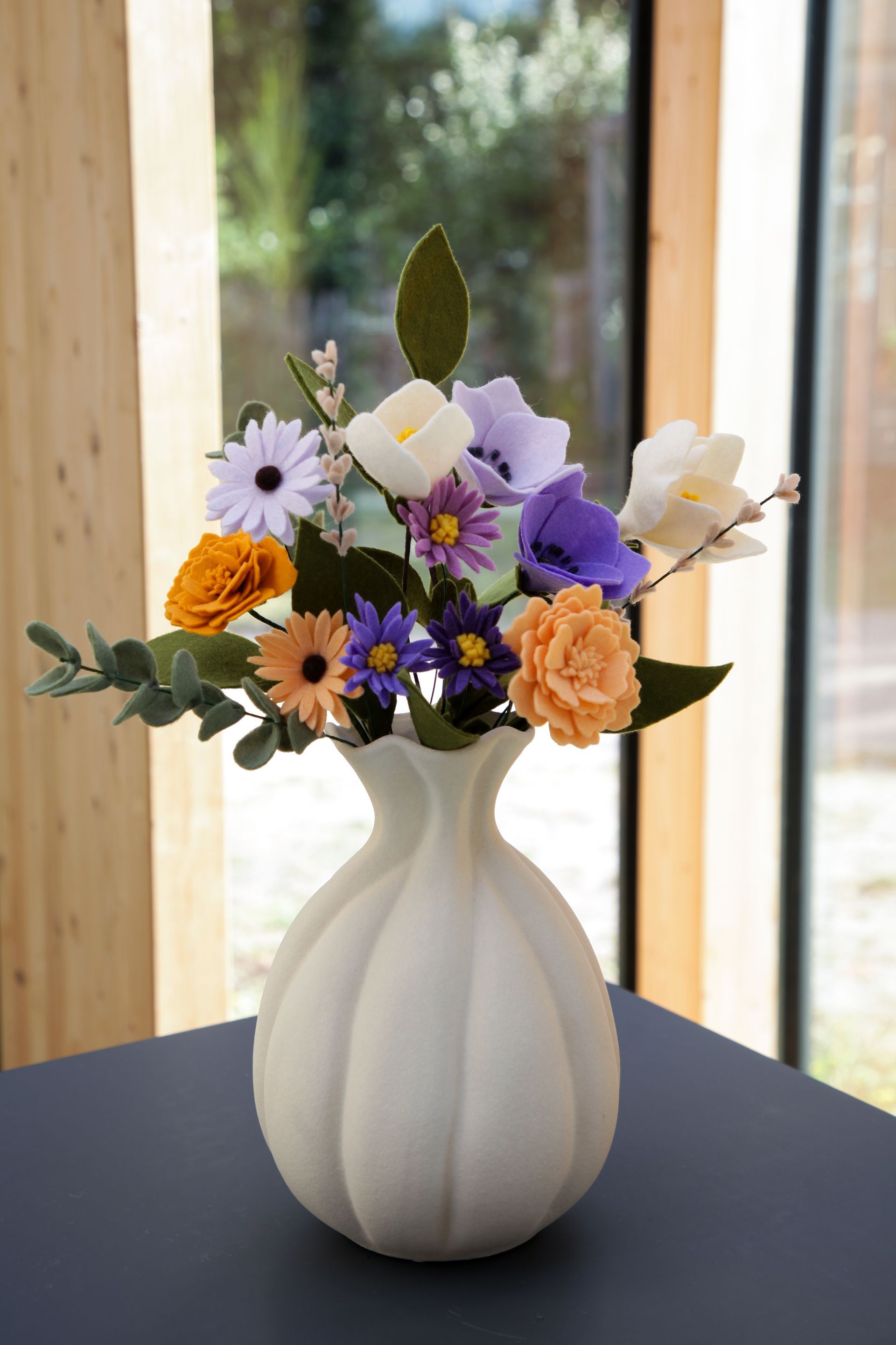 Zomers boeket van viltbloemen