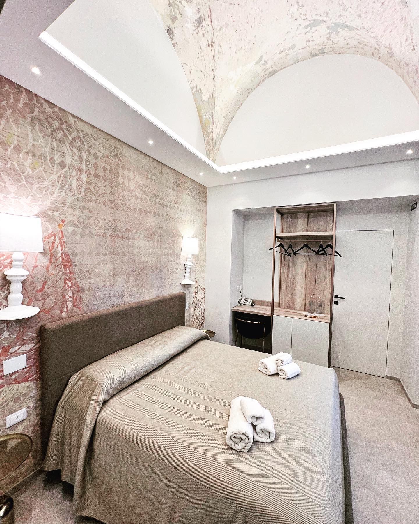 una camera da letto con un letto bianco e due comodini neri