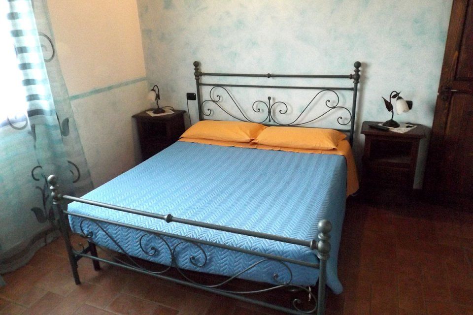Appartamento ammobiliato con letto matrimoniale