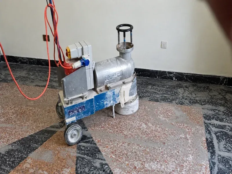 Levigatrice professionale su pavimento in graniglia con disegno geometrico