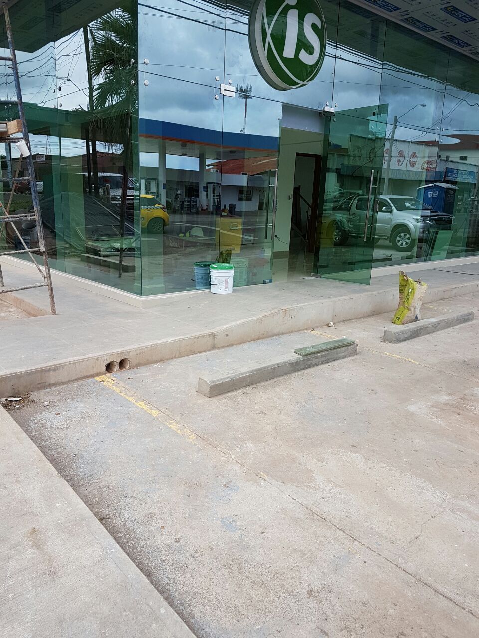 Una gasolinera con muchos coches aparcados delante.