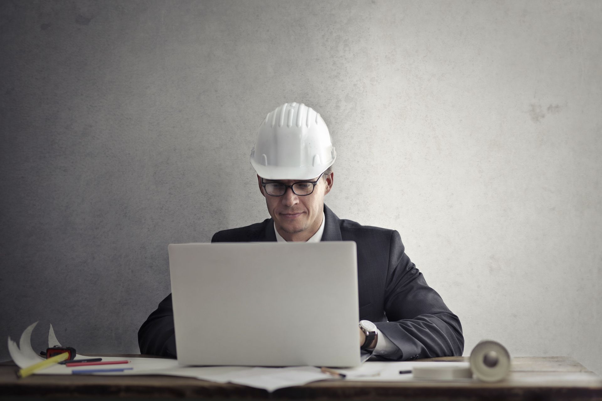 Construction company leader on a laptop, LinkedIn marketing for construction