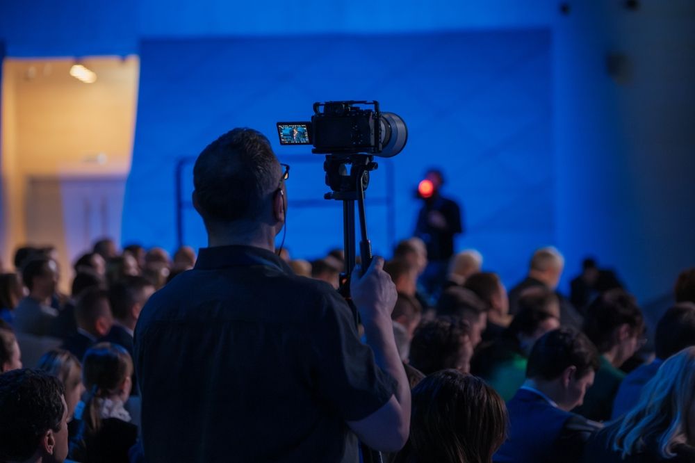 photographer with instant sharing
