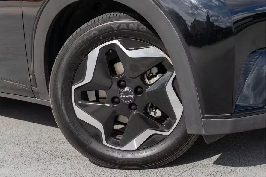 Uma roda de carro preta com um design distinto de estrela de cinco raios