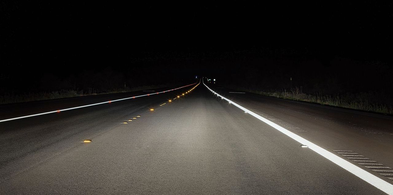 Onverlichte weg met duidelijke belijning Onverlichte weg