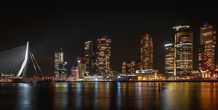Kantoorverlichting in de nachtelijke skyline van Rotterdam Skyline Rotterdam