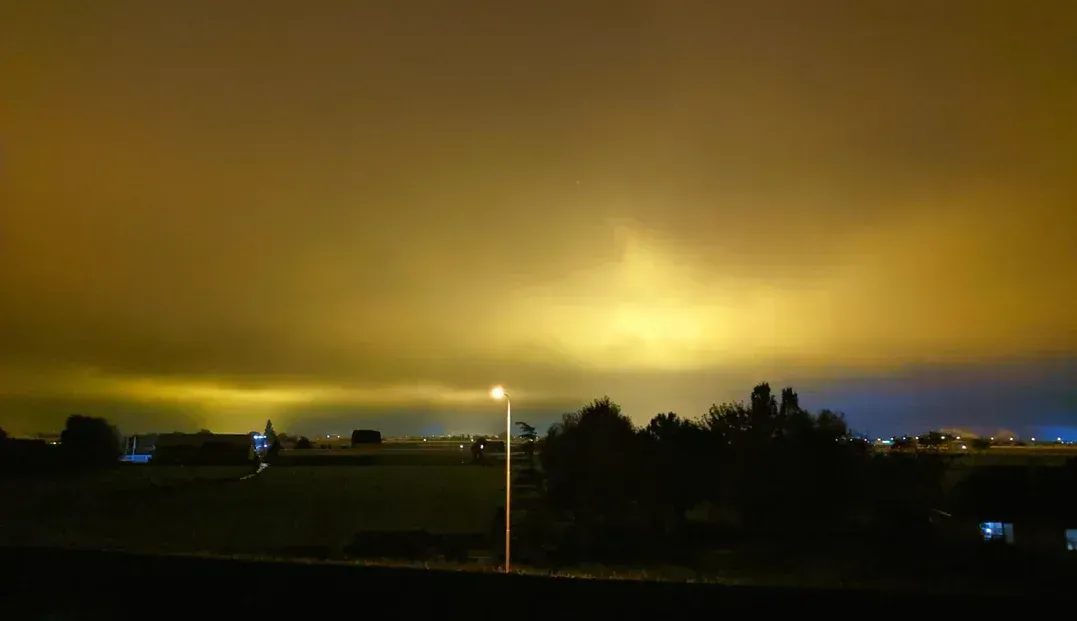 Sky glow boven de kassen in het westland Sky glow