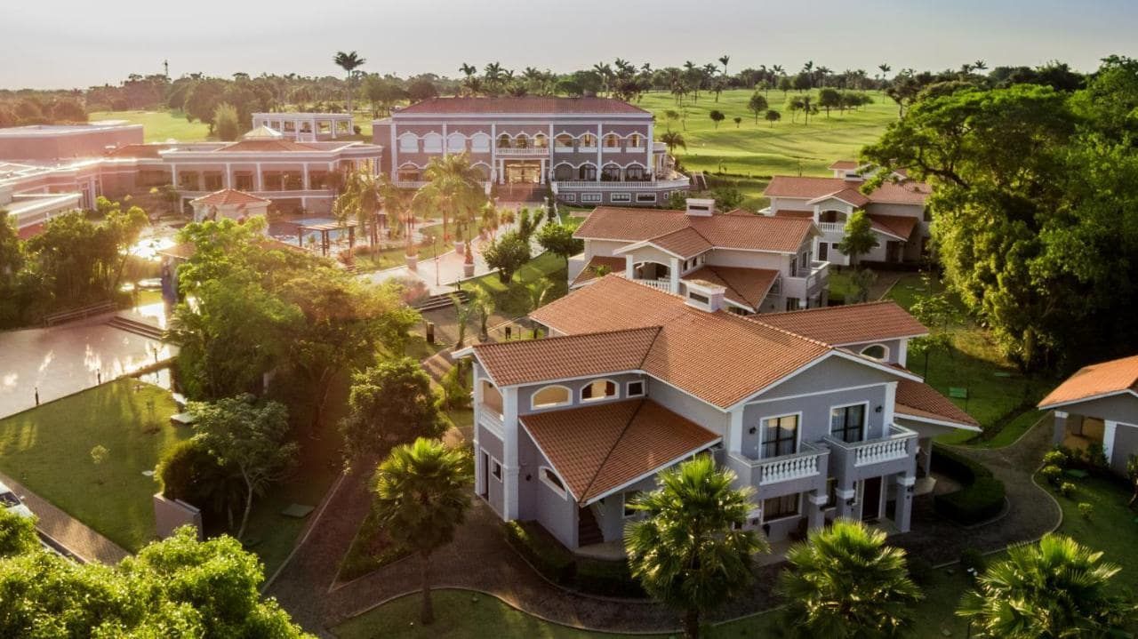 Uma vista aérea de uma área residencial com casas e árvores