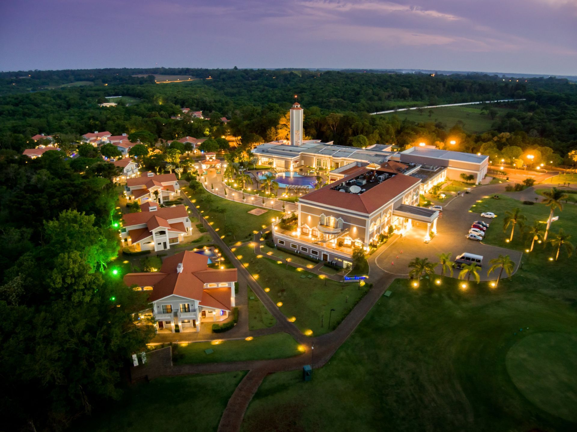 Uma vista aérea de uma área residencial à noite