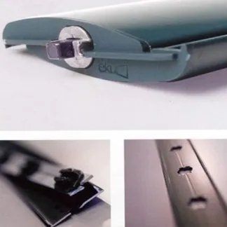 Primo piano di una tenda da sole verde con un bullone. Due dettagli delle staffe metalliche con fessure.