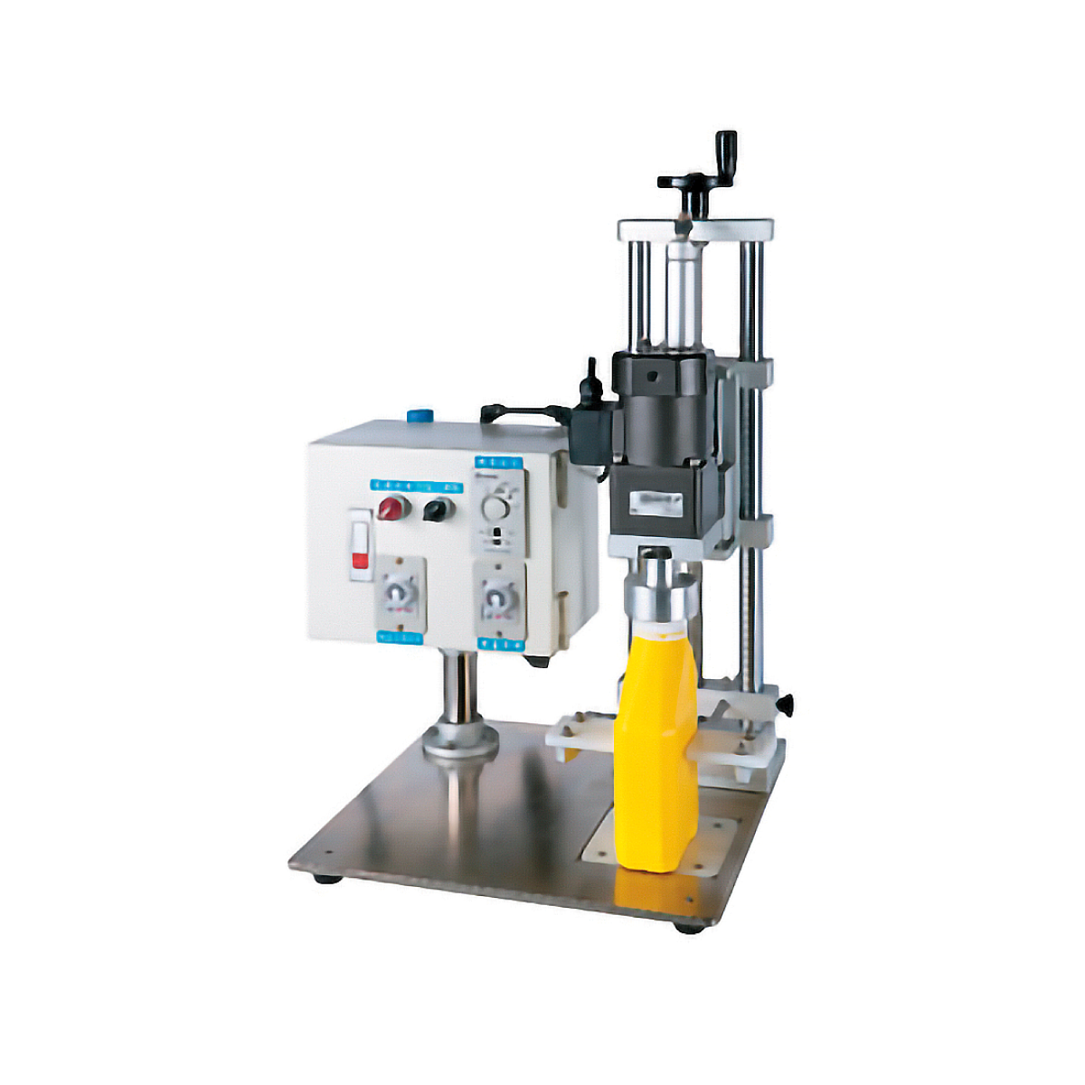 Máquina automática de llenado de botellas con panel de control y botella amarilla sobre base de acero inoxidable.
