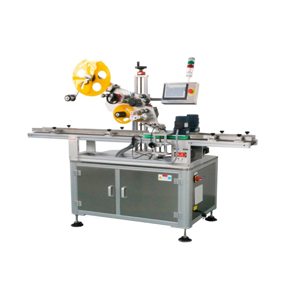 Máquina etiquetadora industrial con bobinas amarillas, panel de control táctil y cinta transportadora sobre una base de armario gris.