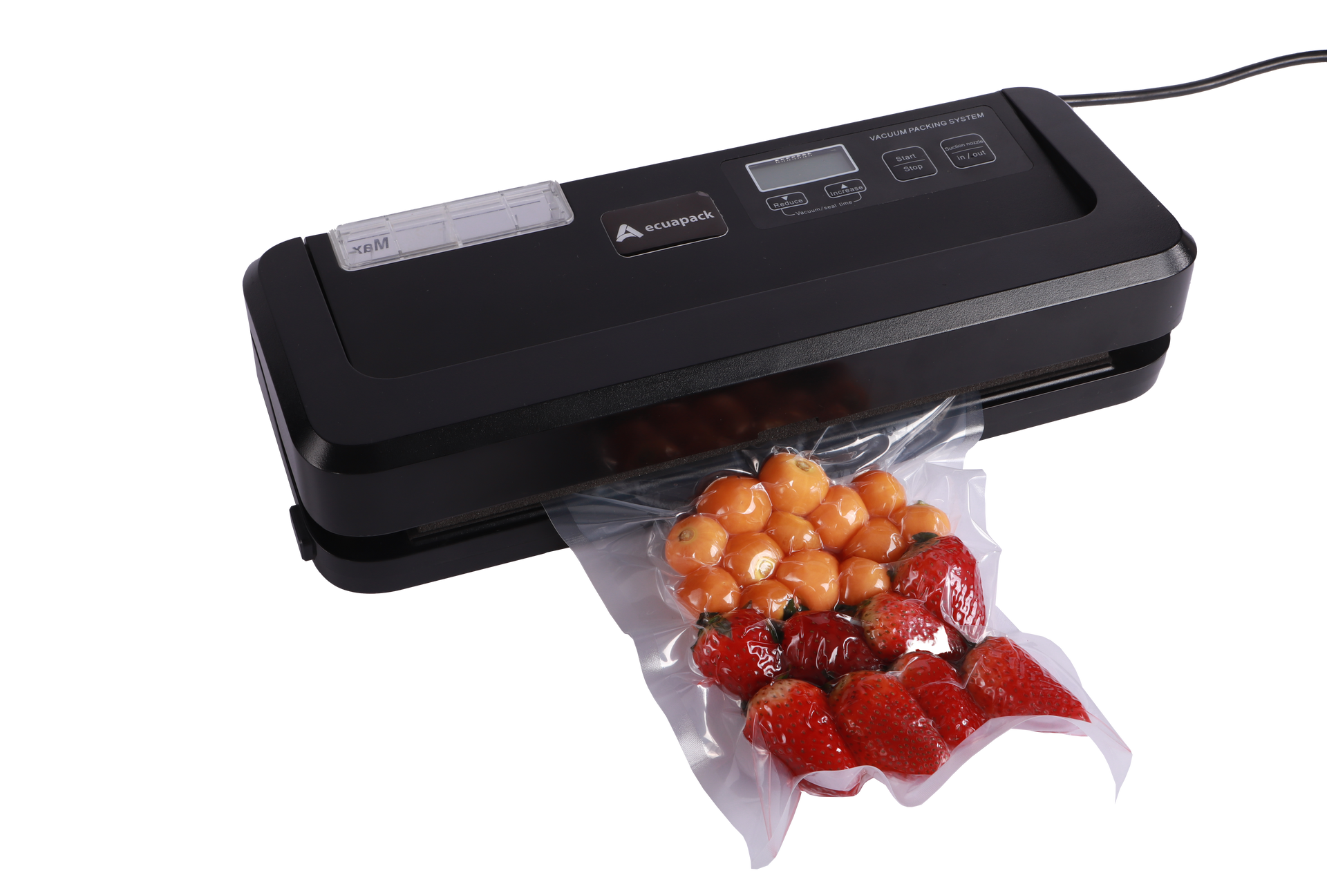 Selladora al vacío negra que sella una bolsa transparente con uvas rojas y naranjas mezcladas.