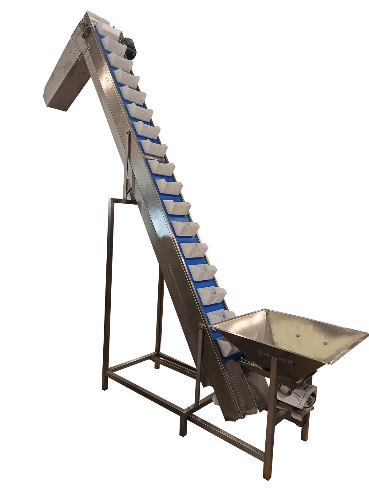 Transportador industrial inclinado con listones azules y tolva metálica sobre bastidor.