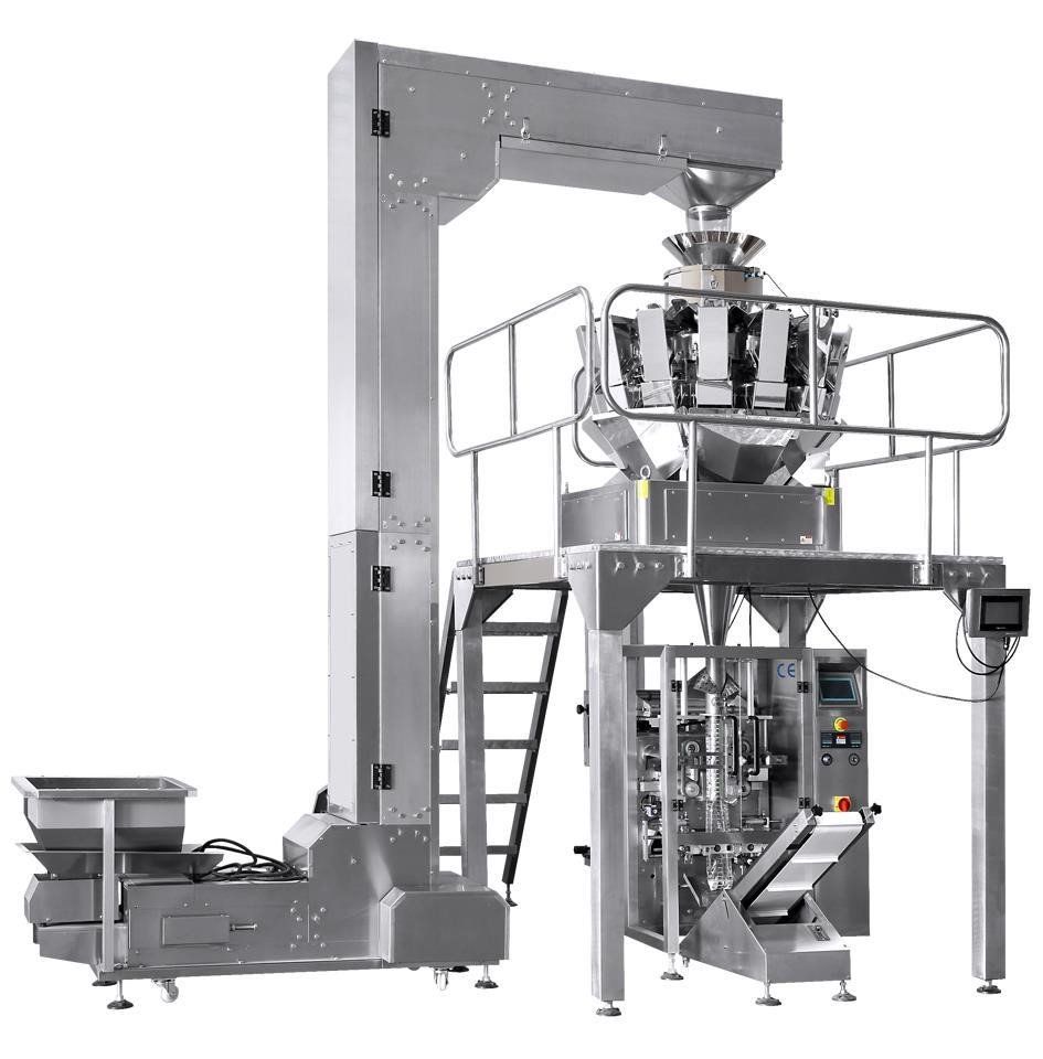 Máquina industrial de envasado de alimentos con cinta transportadora metálica, tolva y unidad de embolsado sobre un fondo blanco.