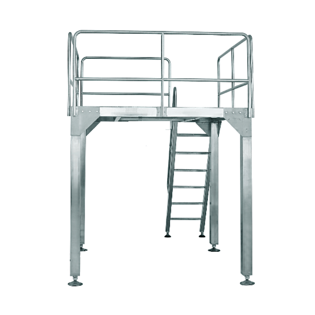 Plataforma industrial metálica con barandillas y escalera de cuatro patas.
