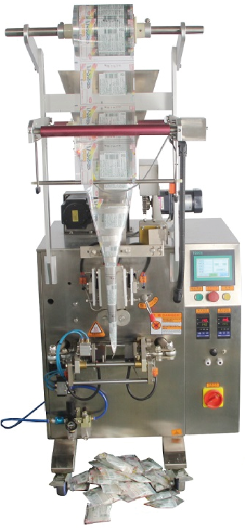 Máquina de envasado vertical con rollo de film transparente, panel de control y bolsas llenas en la parte inferior.