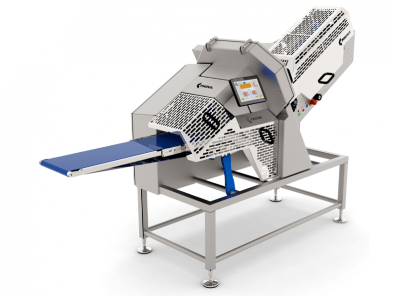 Máquina industrial con cinta transportadora azul y panel de control táctil sobre una estructura metálica.