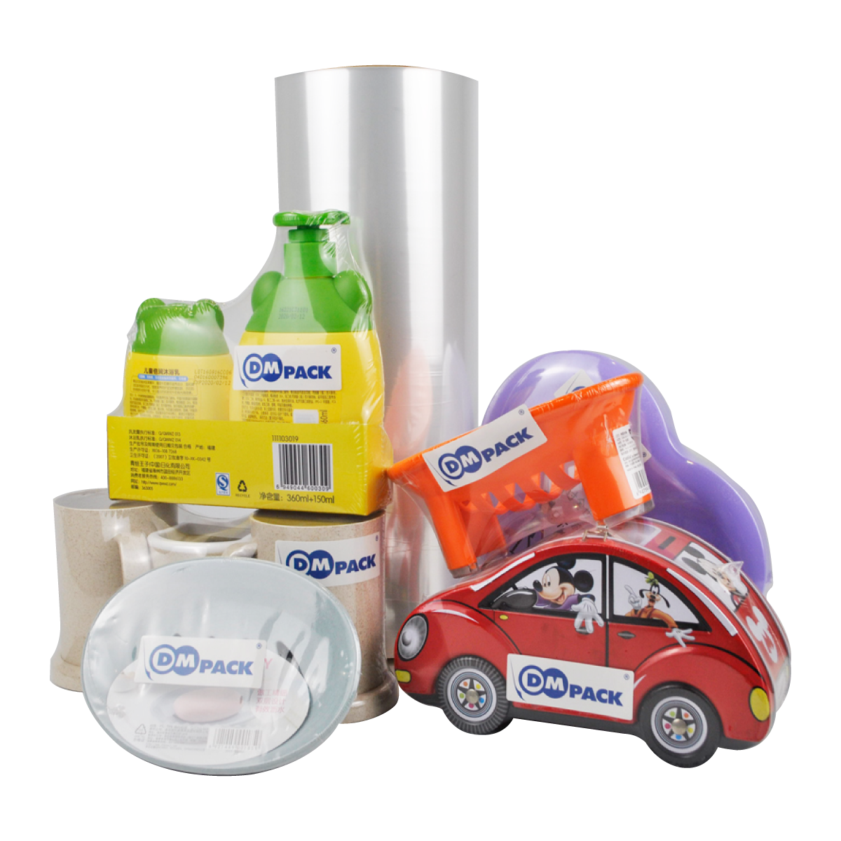 Coches de juguete y envases de colores variados, incluyendo un coche rojo y botellas de juguete amarillo verdosas sobre un fondo blanco.