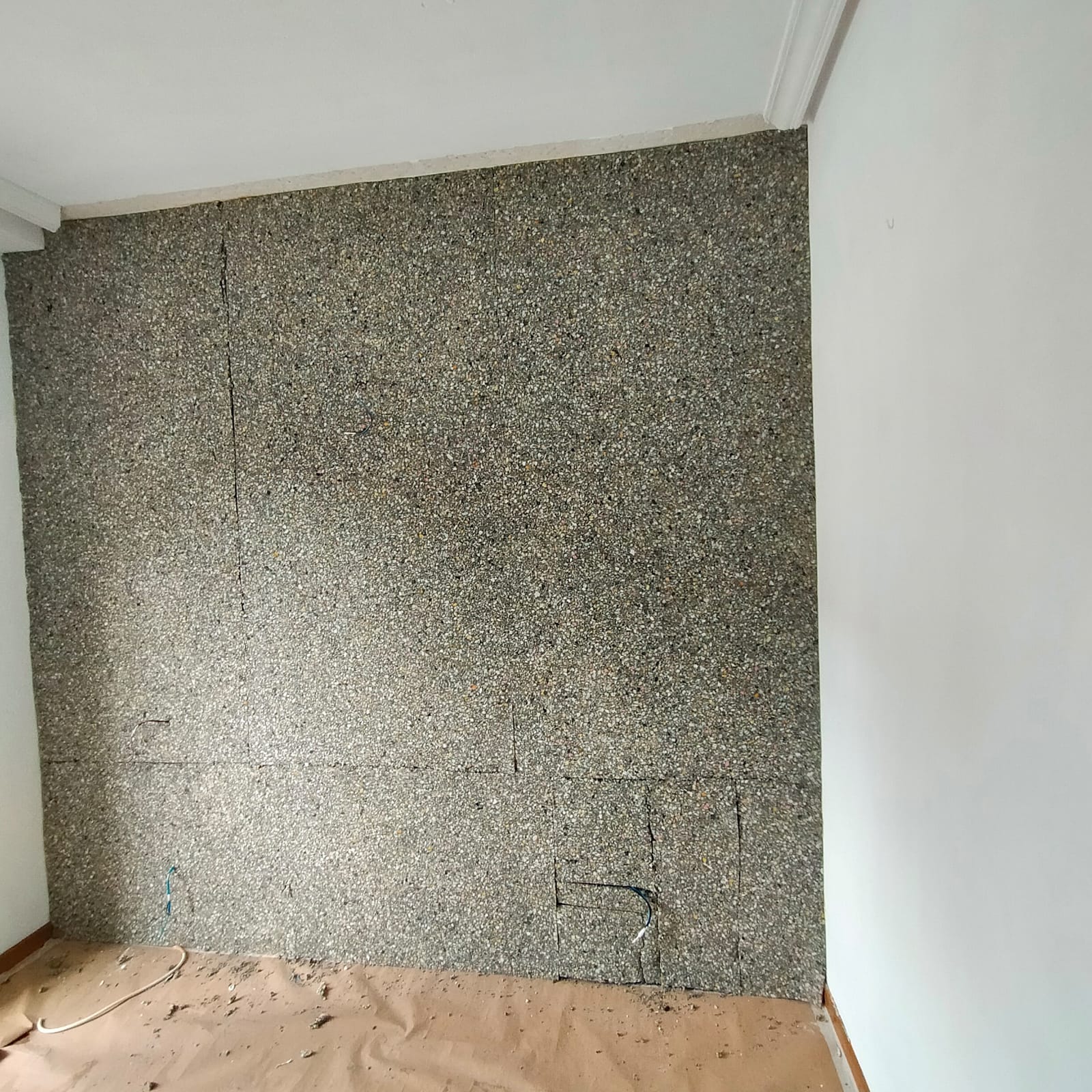 Una habitación con una pared cubierta de espuma.