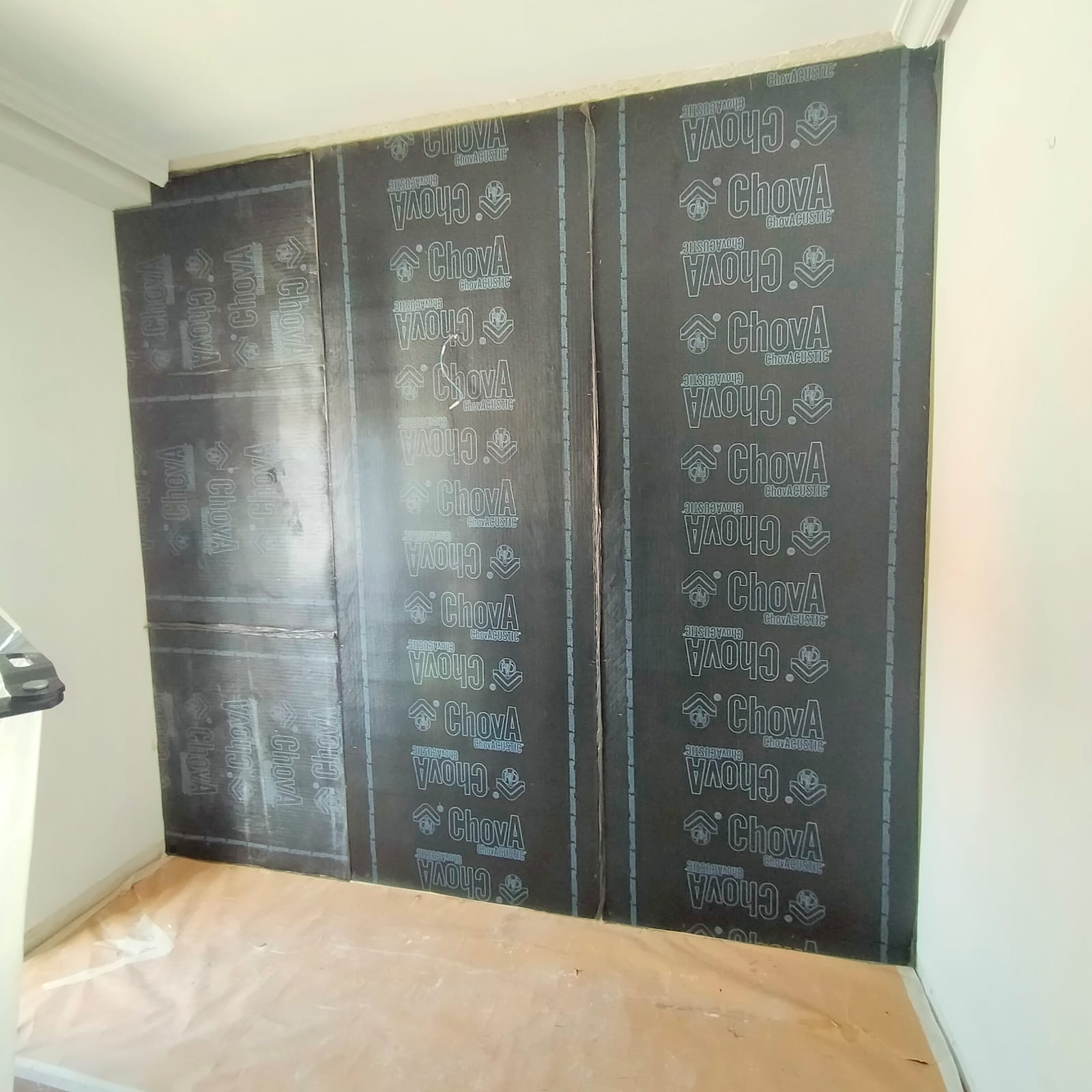 Una habitación con una pizarra en la pared que dice