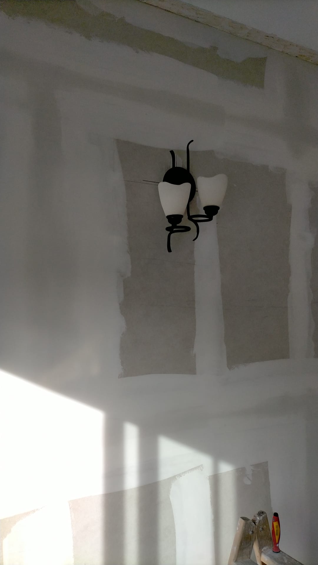 Una lámpara cuelga del techo de una habitación.