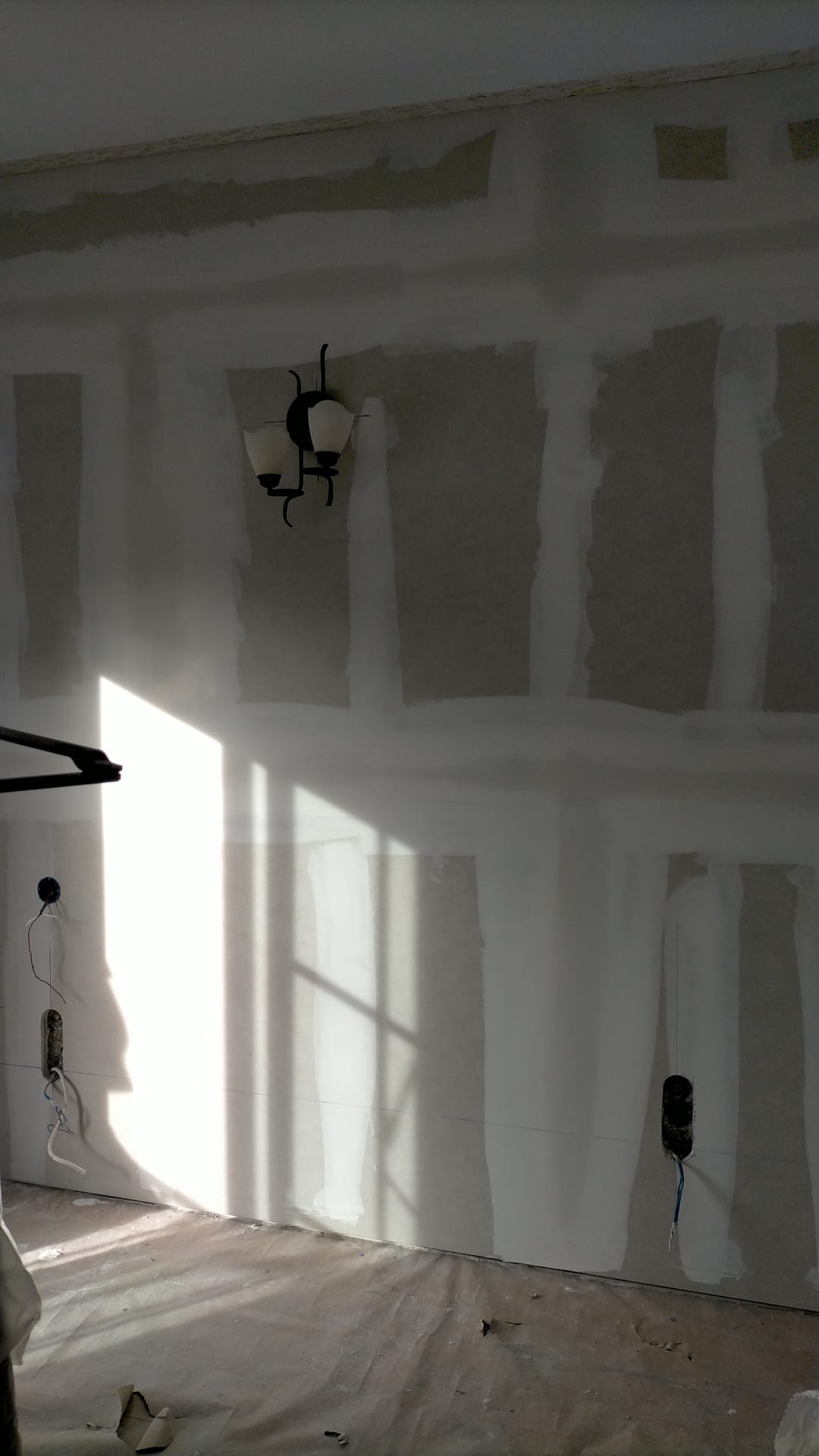 Una habitación con paredes blancas y una luz en el techo.