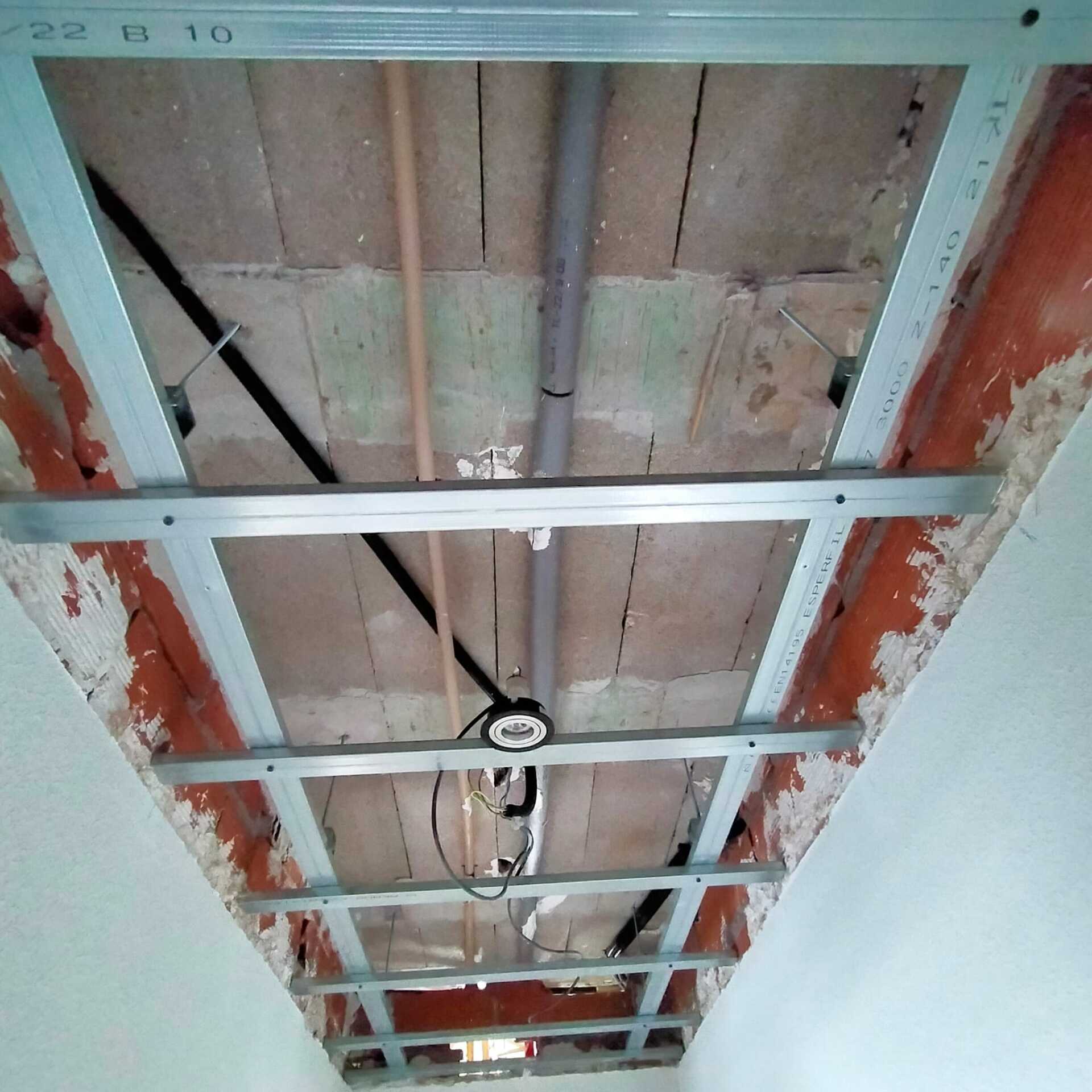 Un pasillo muy largo con un techo que tiene el número 10.