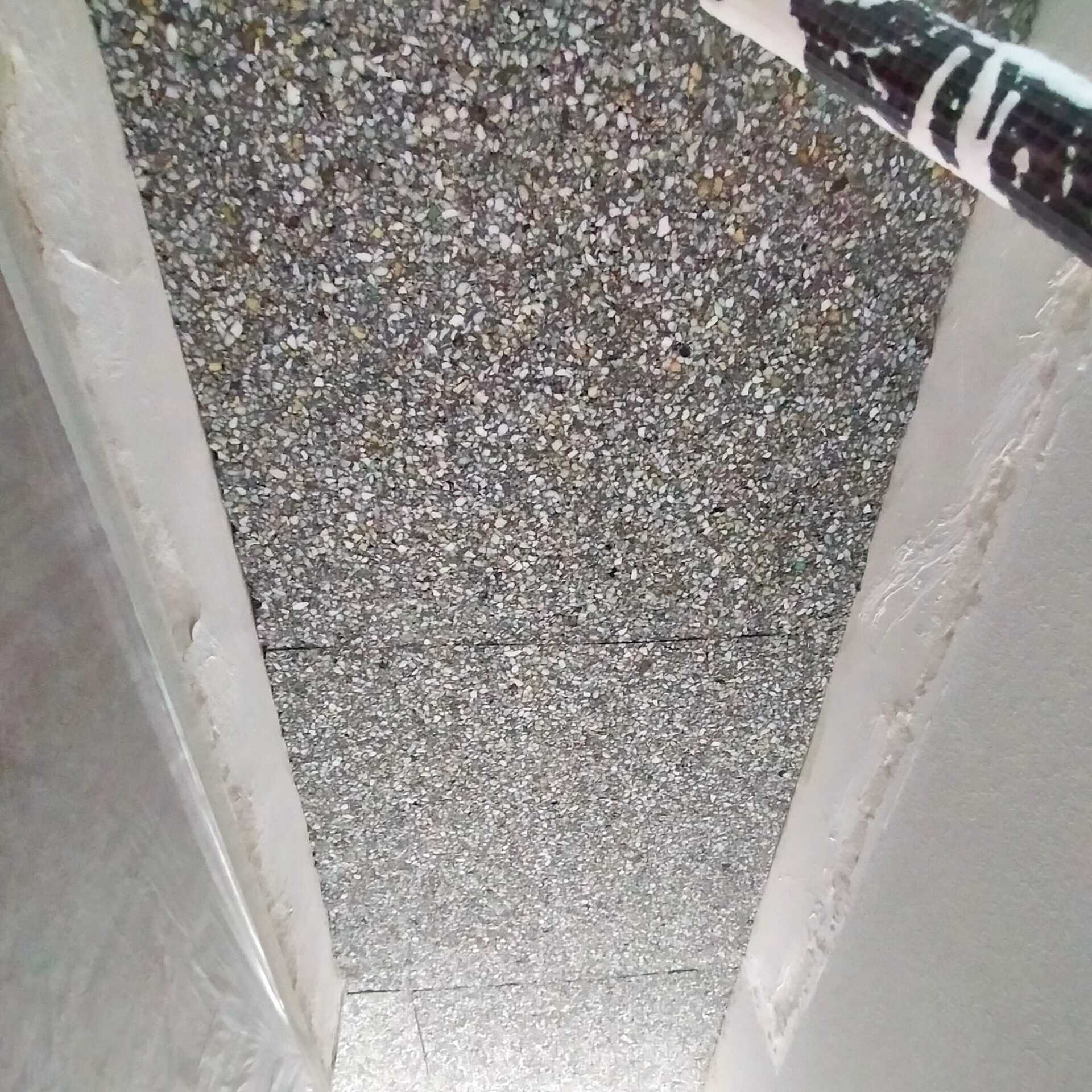Una persona está pintando un techo con un pincel.