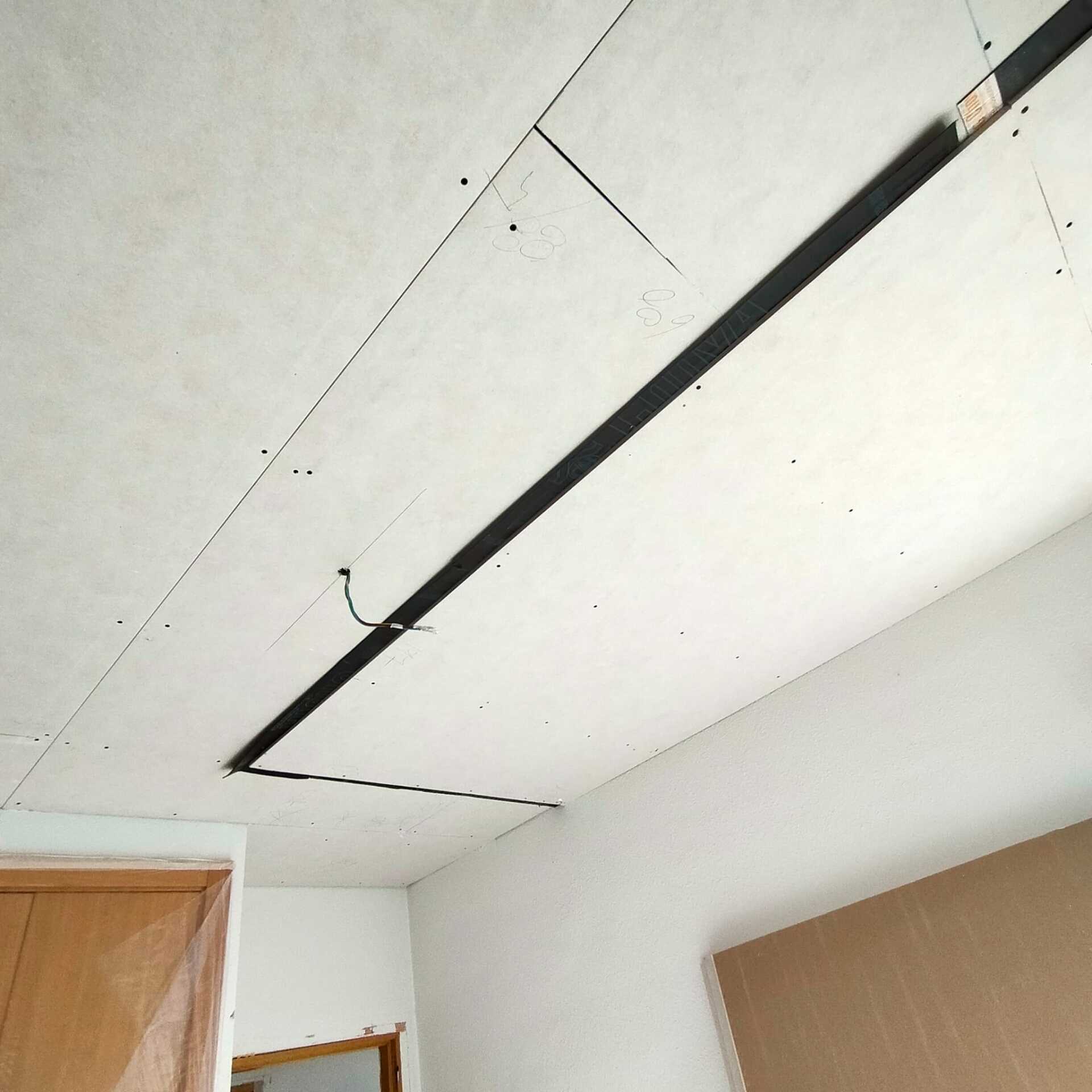 Un techo con algunos cables colgando de él