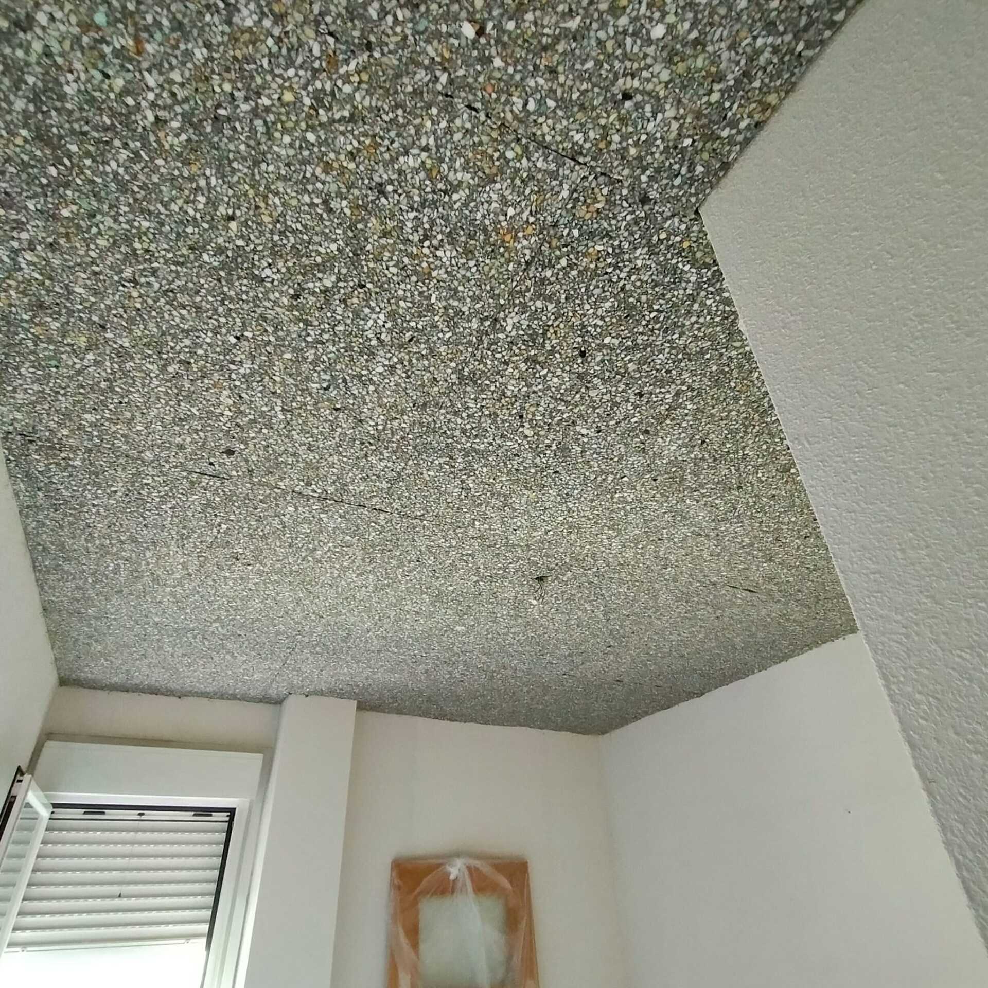Una habitación con un techo que tiene muchas piedras pequeñas.