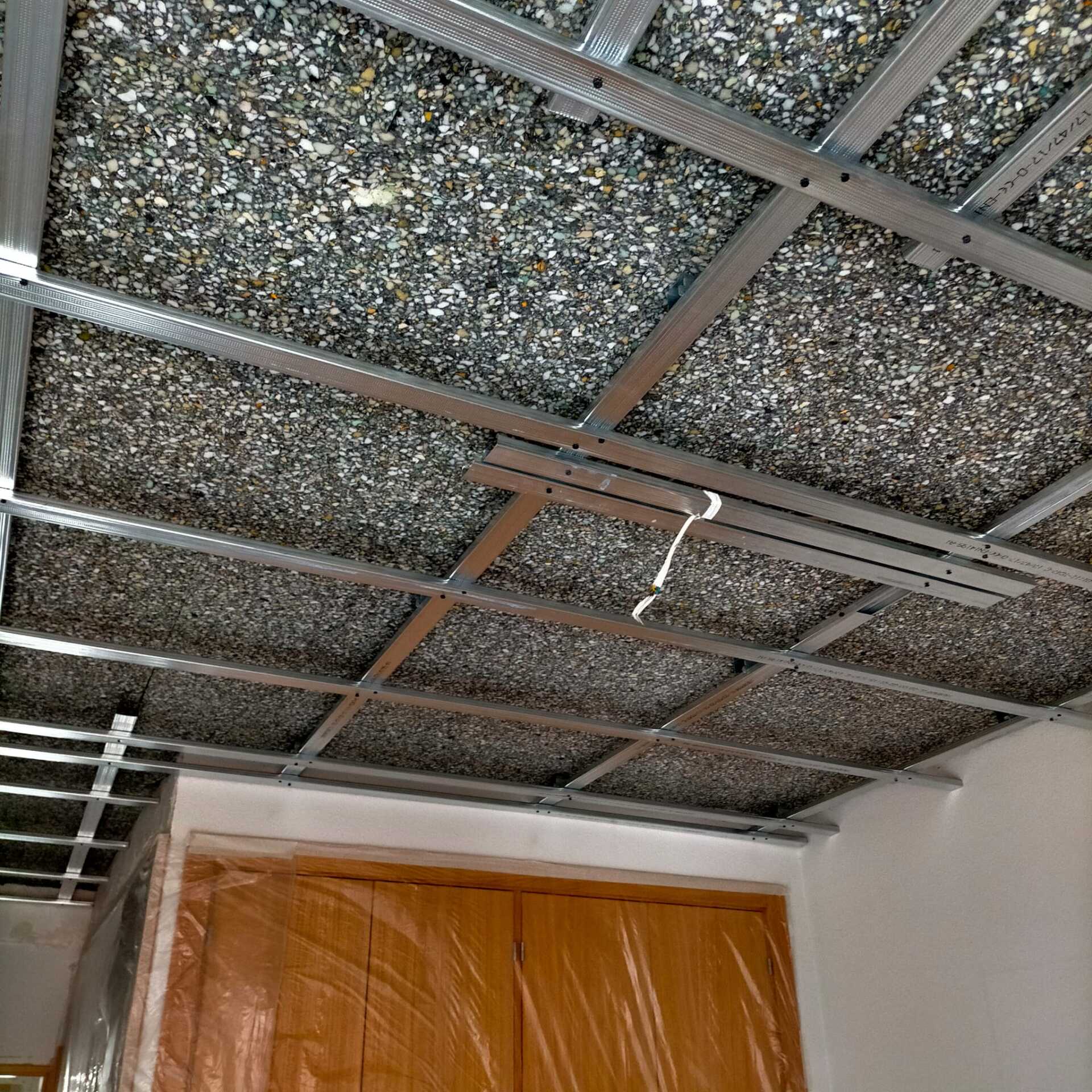 Se está construyendo un techo en una habitación con una puerta de madera.