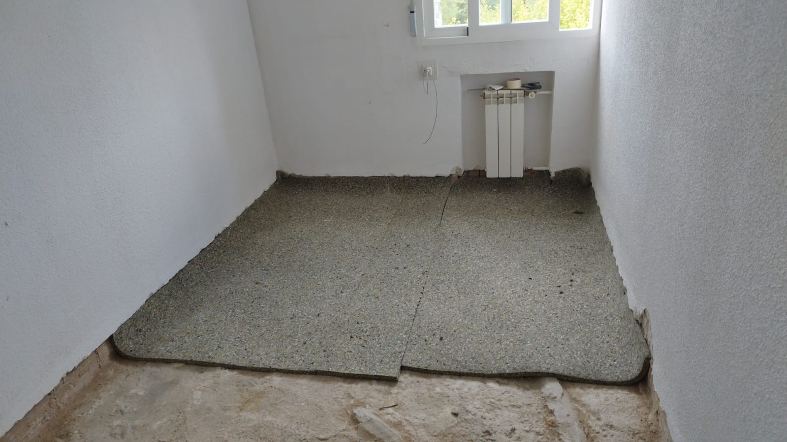 Hay un radiador en la esquina de la habitación.