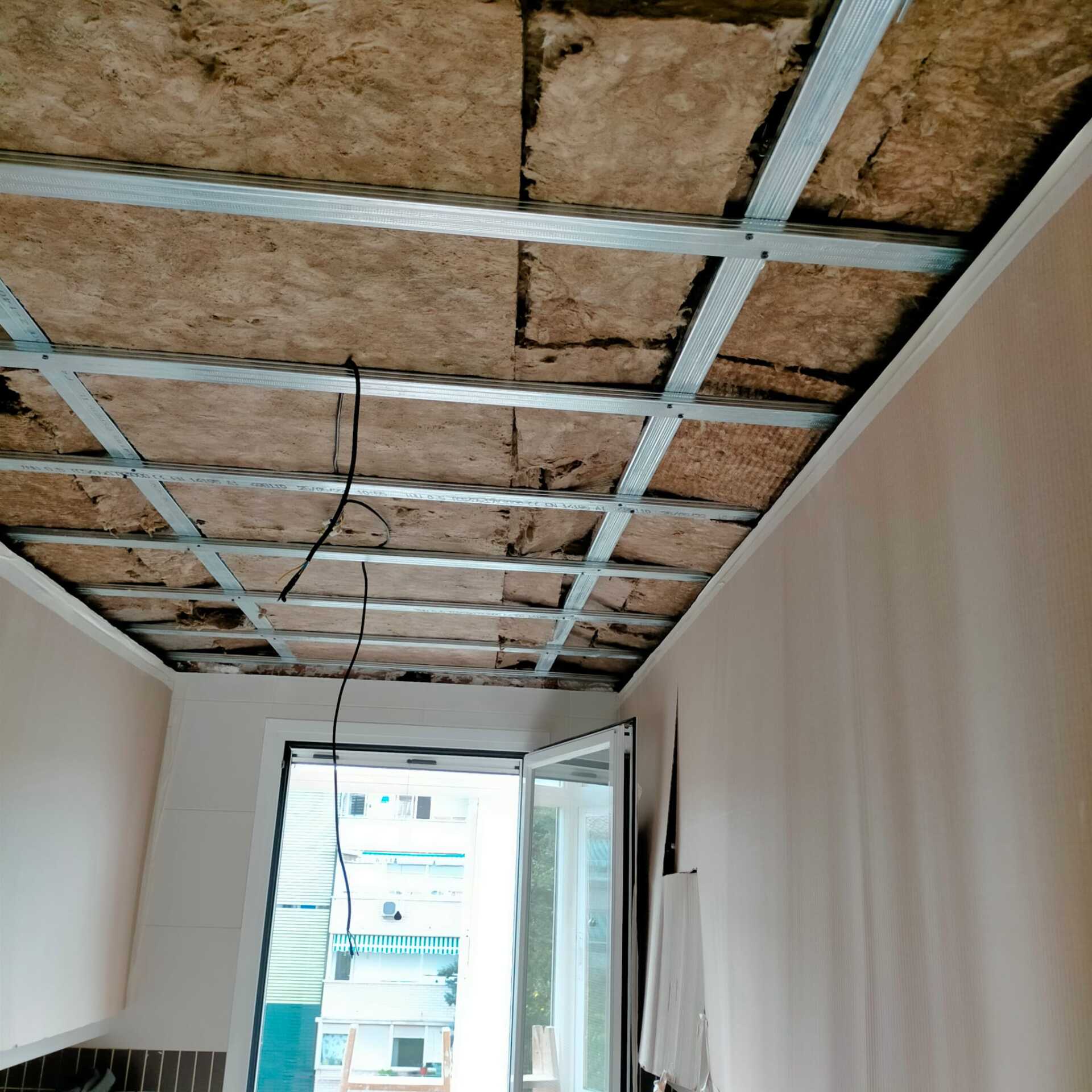 Una habitación con un techo que tiene aislamiento