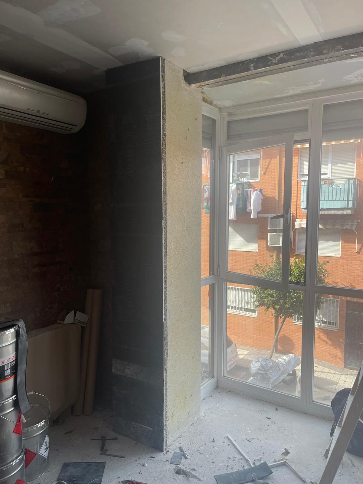 Una habitación con muchas ventanas y una escalera